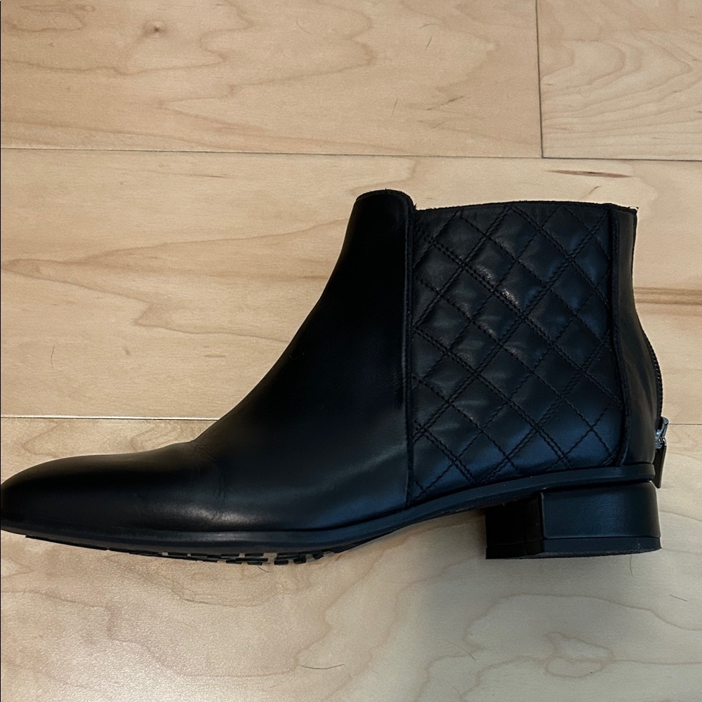 Aquatalia Black Quilted Ankle Boots: 7.5 - Picture 4 of 10